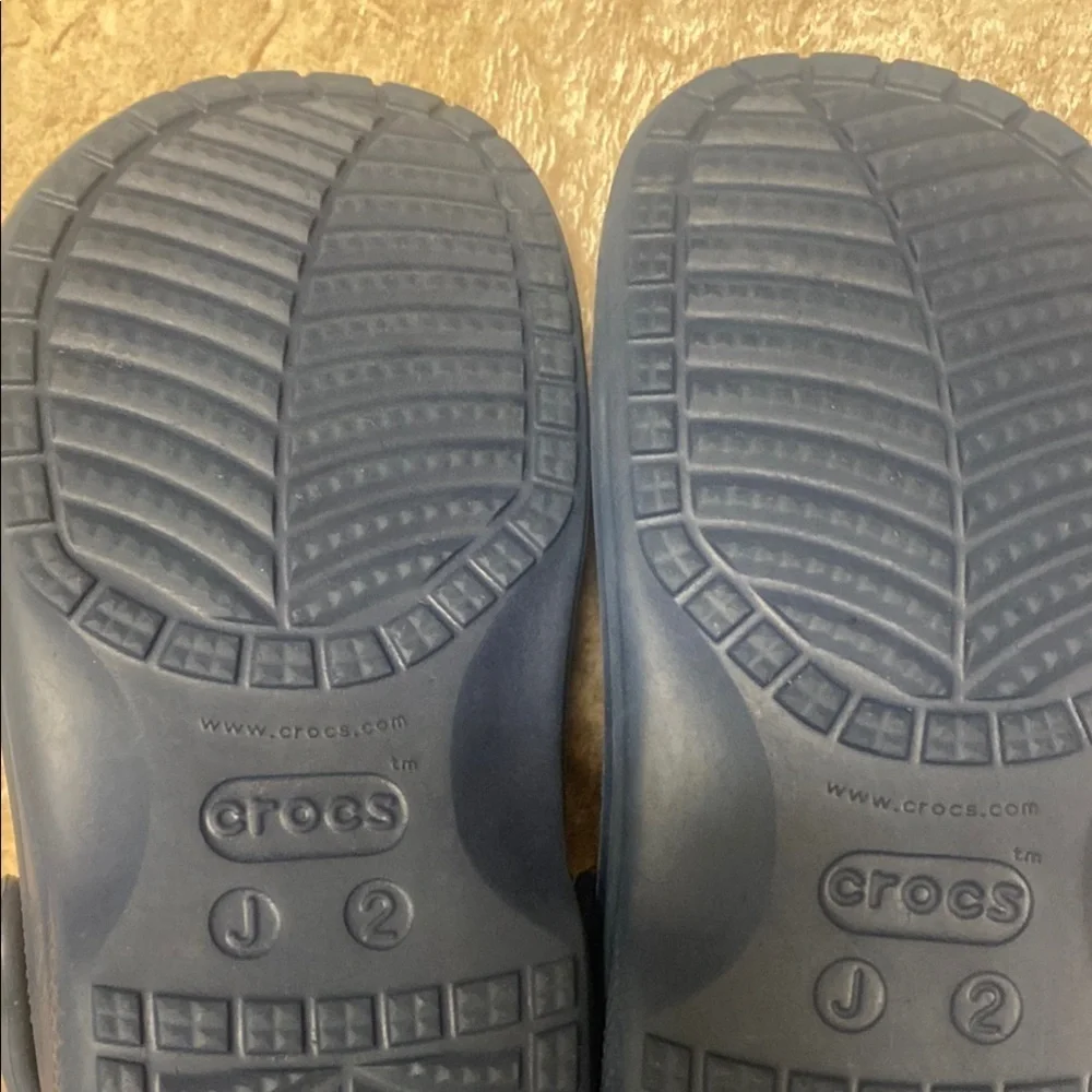 Crocs Kids Size 2 Sherpa Lined with Ventilation and Textured Grip Comfy Fall